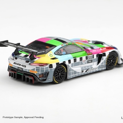 Miniatura de carro de corrida Mercedes AMG colorido com padrões quadriculados e detalhes em rosa, verde, amarelo e azul