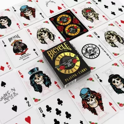Baralho de cartas Bicycle tema Guns N Roses com ilustrações de caveiras e rosas
