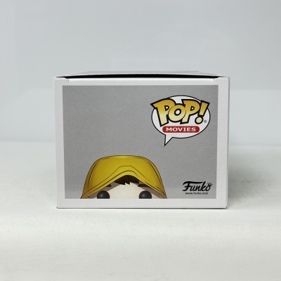 Caixa branca com figura Funko Pop de capuz amarelo e texto POP! MOVIES