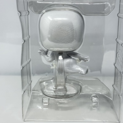 Figura Funko Pop branca numa caixa transparente