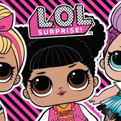 Três bonecas LOL SURPRISE! coloridas com fundo rosa e preto listrado
