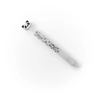 Caneta branca com figura de gato no topo e padrões de pegadas
