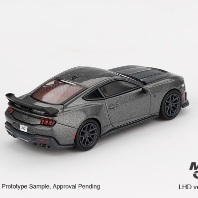Miniatura de carro desportivo cinzento metálico com spoiler preto e jantes cinzento-escuro