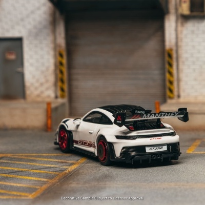 Carro desportivo branco Porsche estacionado em armazém industrial.