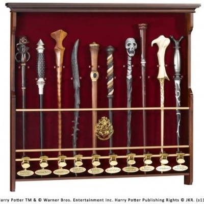 Conjunto de varinhas mágicas de Harry Potter em suporte de madeira com fundo vermelho