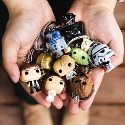Chaveiros Funko Pop de personagens coloridos nas mãos