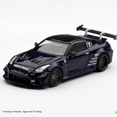 Modelo de carro desportivo Mini GT preto com adesivos e asa traseira