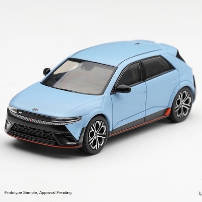 Miniatura de carro azul claro com detalhes pretos e vermelhos sobre fundo branco