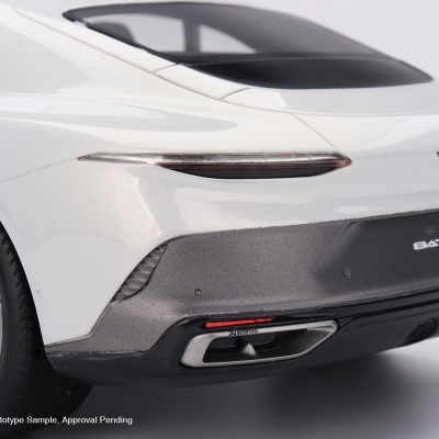 Carro branco Bentley Batur visto de trás com rodas cinzentas e para-choques preto