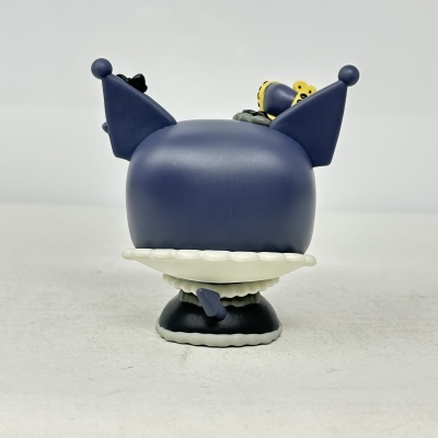 Figura de vinil azul escuro com orelhas pontiagudas e colarinho branco.