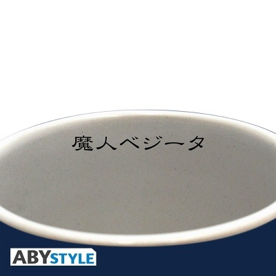 Copo branco com texto em japonês e fundo azul ABYSTYLE