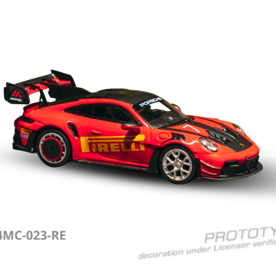 Carro de corrida de brinquedo vermelho com detalhes em preto e logótipos visíveis