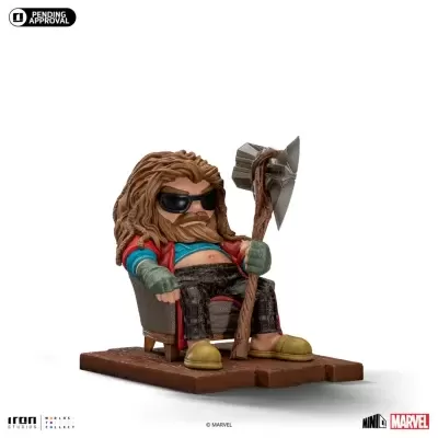Figura colecionável estilo Funko Pop do personagem Thor sentado numa cadeira com machado.