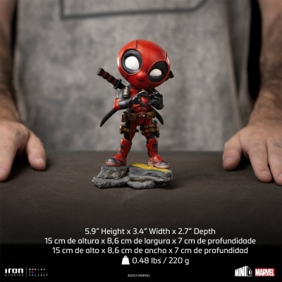 Figura colecionável do Deadpool vermelha e preta em base rochosa