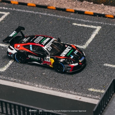 Miniatura de carrinho de corrida preto, branco, vermelho e amarelo com números e inscrições em piso asfaltado.
