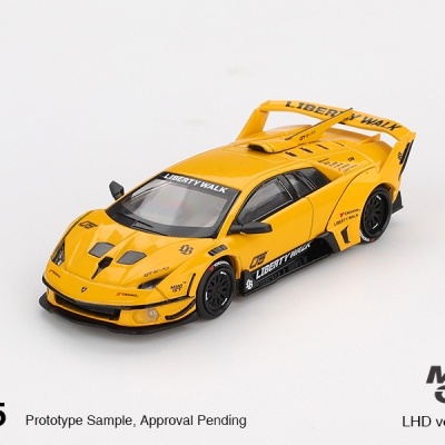Miniatura de carro desportivo amarelo Liberty Walk sobre fundo branco