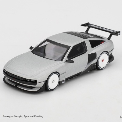 Miniatura de carro desportivo prateado com asa traseira preta e jantes brancas