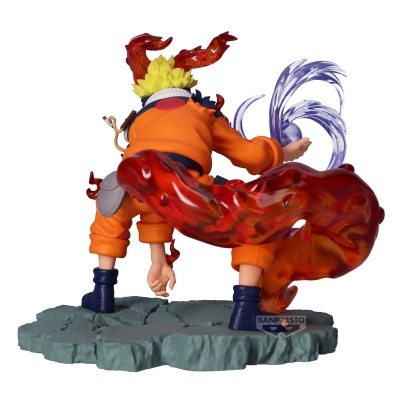 Figurine de personagem com roupa laranja e efeitos coloridos numa base cinzenta
