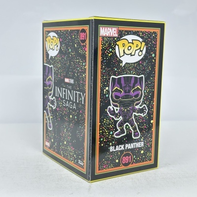 Caixa Funko Pop Black Panther Marvel número 891 com padrão colorido