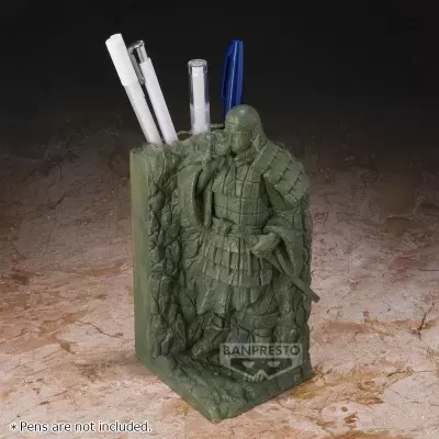 Porta-canetas em resina com figura esculpida de samurai em armadura verde