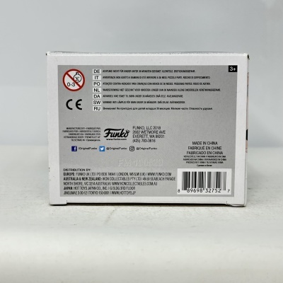 Caixa branca com textos de segurança e informação de fabricante Funko LLC e código de barras