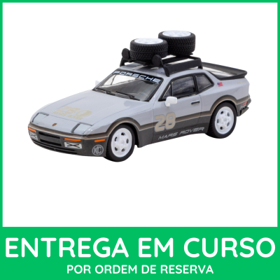 Miniatura cinzenta de carro Porsche com pneus sobressalentes no tejadilho
