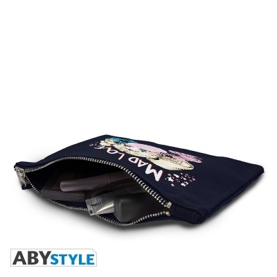 Estojo azul escuro com fecho e estampagem MAD LIA, parcialmente aberto com maquilhagem dentro