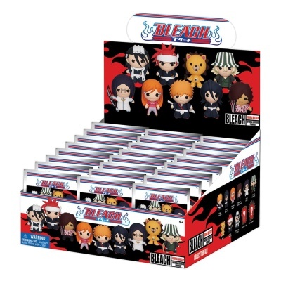 Expositor com miniaturas chaveiro de personagens do anime BLEACH coloridos em fundo vermelho e preto