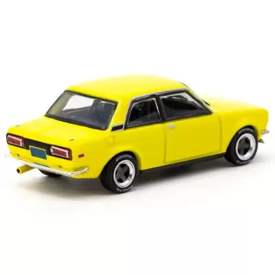 Miniatura de carro amarelo com rodas cromadas e fundo branco
