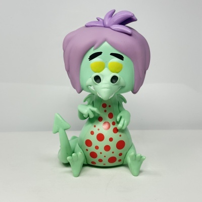 Figura de brinquedo verde com manchas vermelhas e cabelo roxo