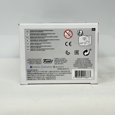 Parte traseira de caixa branca com texto de segurança e informações de fabricante Funko