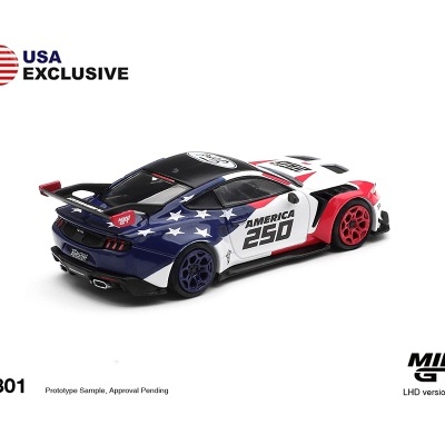 Miniatura de carro de corrida com decoração em azul, branco e vermelho e texto America 250.