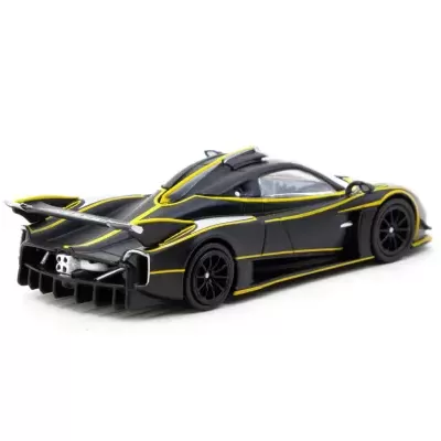 Carrinho de brinquedo preto com detalhes amarelos em fundo branco