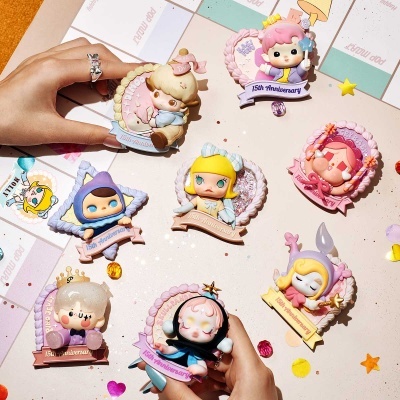 Pins colecionáveis coloridos de personagens com inscrição 15th Anniversary