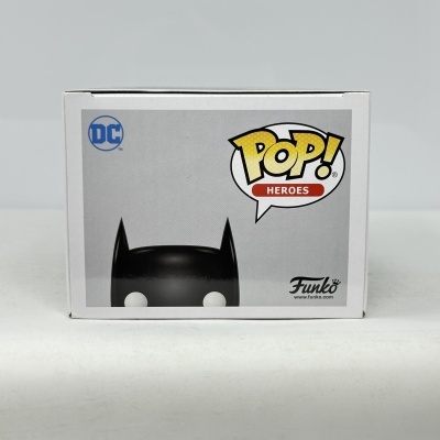 Caixa branca com figura Funko Pop! e texto POP! HEROES
