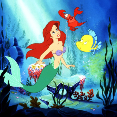 Sereia, caranguejo e peixe animados em fundo subaquático colorido