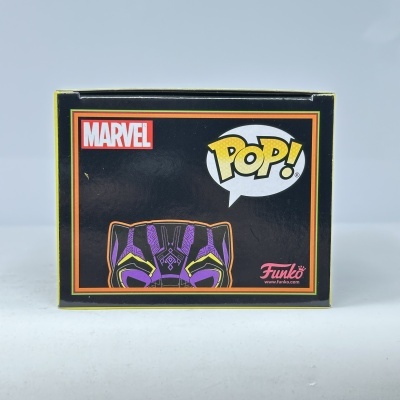 Caixa preta Funko Pop com detalhes Marvel e máscara colorida