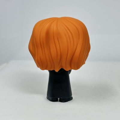 Figura de vinil com cabelo laranja, vista de costas