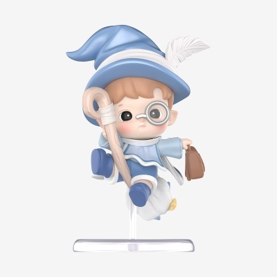 Figura decorativa de menino com roupa azul e chapéu com pena branca