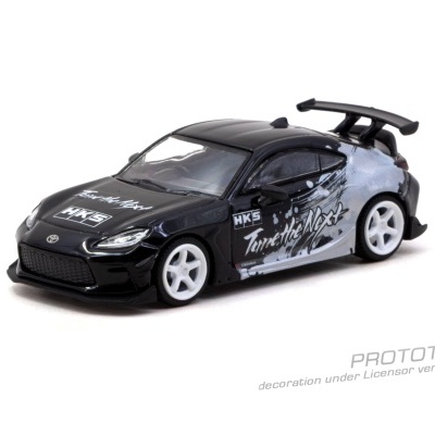 Miniatura de carro desportivo preto e branco com asa traseira e texto decorativo