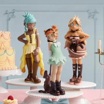 Três figuras femininas estilizadas em plástico com roupas coloridas em expositores redondos brancos