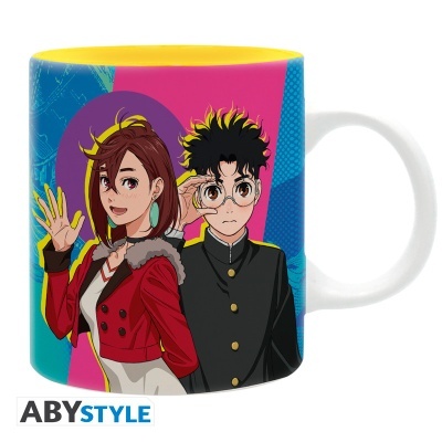 Caneca branca com ilustração colorida de personagens de anime e interior amarelo