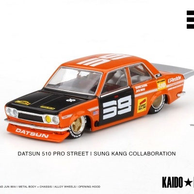 Miniatura de carro desportivo Datsun 510 em laranja, preto e branco