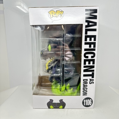 Boneco Funko Pop Maleficent como dragão na embalagem branca com janela de plástico