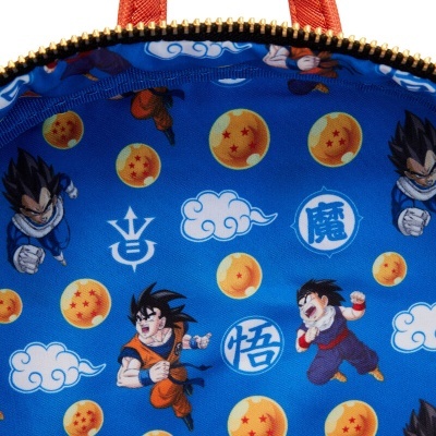 Forro azul com personagens e esferas do anime Dragon Ball dentro de mochila ou bolsa com zíper dourado