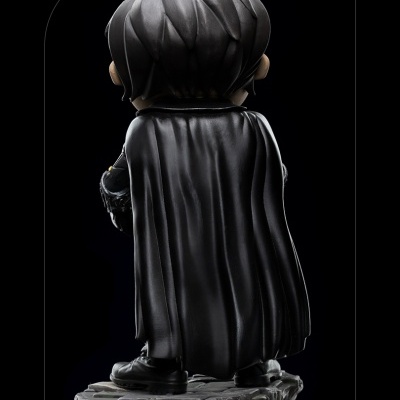 Figura colecionável estilizada de capa preta vista de costas