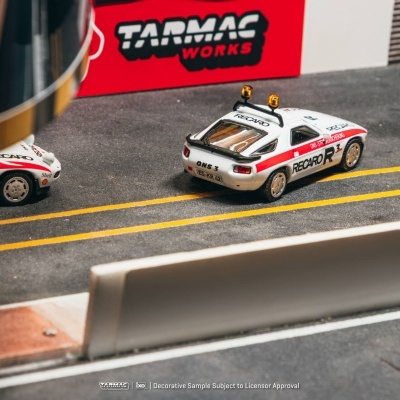 Miniatura de carro de corrida branco com faixa vermelha e texto RECARO R em pista de corrida