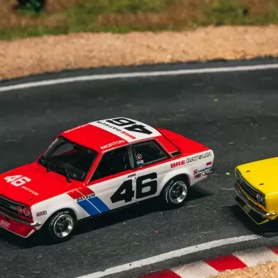 Modelos em miniatura de carros Datsun em pista de corrida
