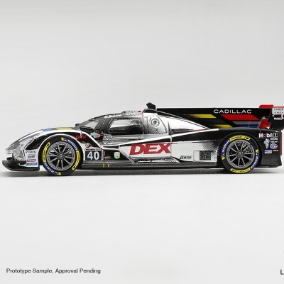 Miniatura carro de corrida preto cinza metalizado com texto DEX e número 40, pneus Michelin