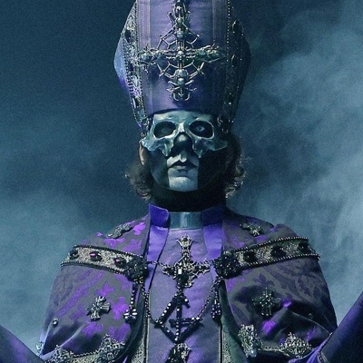 Figura com traje roxo e máscara de caveira em fundo nebuloso